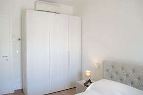 Relax in a Gorgeous 3 Bedroom Apartment With Pool