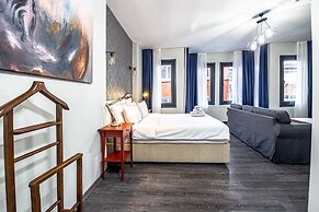 Room-luxury Historical Hotel Room in Sul