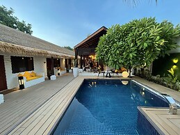 Atholhu Residence
