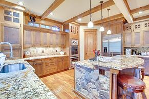 Spacious Cle Elum Cabin on Golf Course w/ Hot Tub!