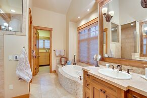 Spacious Cle Elum Cabin on Golf Course w/ Hot Tub!