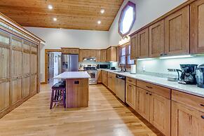 Mountain-view Cabin in Maggie Valley w/ Foosball!