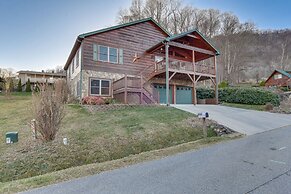 Mountain-view Cabin in Maggie Valley w/ Foosball!