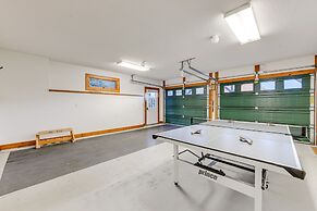 Mountain-view Cabin in Maggie Valley w/ Foosball!