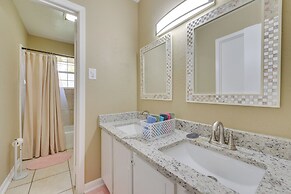 Baton Rouge Vacation Rental w/ Yard: 10 Mi to Lsu!