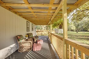 Cozy Montgomery Cottage w/ Porch, Near Lake Conroe