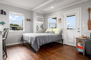 Amberjack 2 Bedroom Home by RedAwning