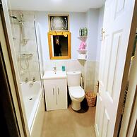 Private Entire House - 3 Bedrooms, Garden, Parking