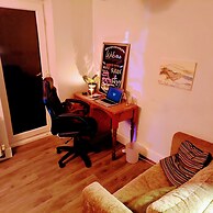 Private Entire House - 3 Bedrooms, Garden, Parking