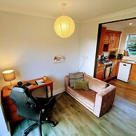 Private Entire House - 3 Bedrooms, Garden, Parking