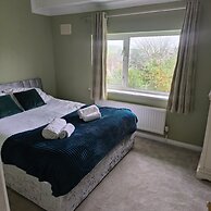 Private Entire House - 3 Bedrooms, Garden, Parking