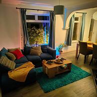 Private Entire House - 3 Bedrooms, Garden, Parking