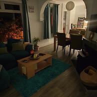 Private Entire House - 3 Bedrooms, Garden, Parking