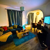 Private Entire House - 3 Bedrooms, Garden, Parking