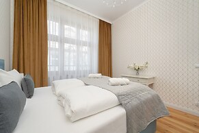 One Bedroom Apartment for 3 by Renters