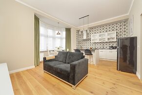 One Bedroom Apartment for 3 by Renters