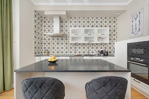 One Bedroom Apartment for 3 by Renters