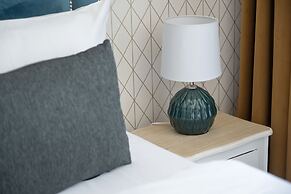 One Bedroom Apartment for 3 by Renters