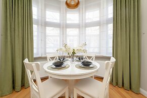 One Bedroom Apartment for 3 by Renters