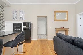 One Bedroom Apartment for 3 by Renters
