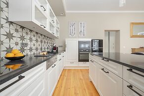 One Bedroom Apartment for 3 by Renters