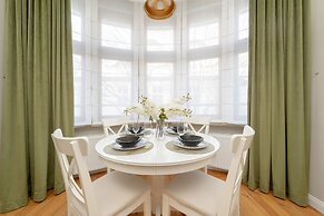 One Bedroom Apartment for 3 by Renters