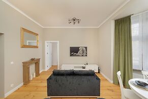 One Bedroom Apartment for 3 by Renters