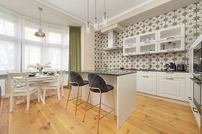 One Bedroom Apartment for 3 by Renters