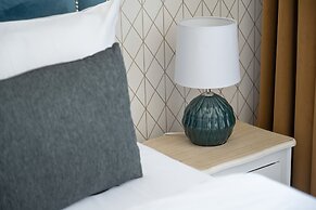 One Bedroom Apartment for 3 by Renters