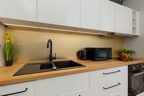 Gentle Apartment in Warsaw by Renters