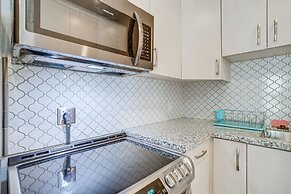 Bright Houston Retreat - 8 Mi to Downtown