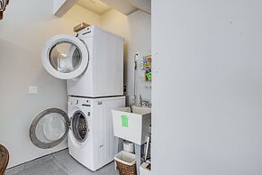 Bright Houston Retreat - 8 Mi to Downtown