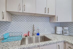 Bright Houston Retreat - 8 Mi to Downtown