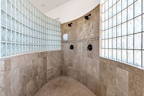 Casa Verde 4 Bedroom Home by RedAwning