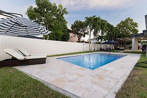 Miami Getaway Heated Pool House & Pool Table Villa