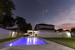 Miami Getaway Heated Pool House & Pool Table Villa