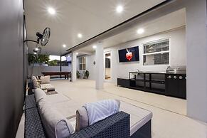 Miami Getaway Heated Pool House & Pool Table Villa