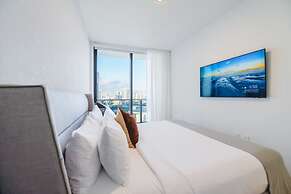 Front Row Bay Views from your Apt