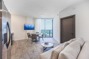 Front Row Bay Views from your Apt