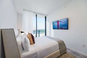 Front Row Bay Views from your Apt