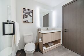 Front Row Bay Views from your Apt