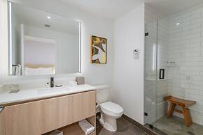 Bayside Apt with Impressive City Views