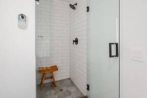 Bayside Apt with Impressive City Views