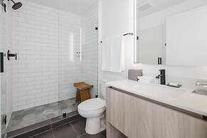 Bayside Apt with Impressive City Views