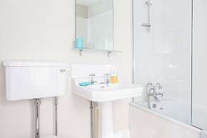 Peaceful Elevated Residential Area - Walk to City