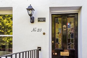 Peaceful Elevated Residential Area - Walk to City