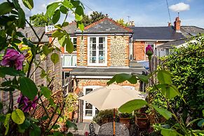 Peaceful Elevated Residential Area - Walk to City