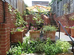 Peaceful Elevated Residential Area - Walk to City