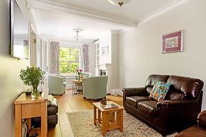 Peaceful Elevated Residential Area - Walk to City