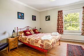 Peaceful Elevated Residential Area - Walk to City